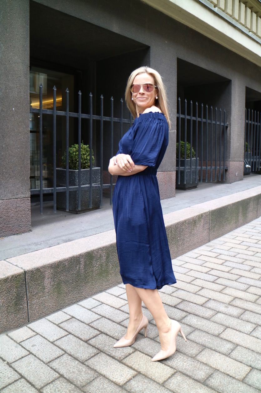 Mekkoviikko nro 2: Sininen off-shoulder mekko